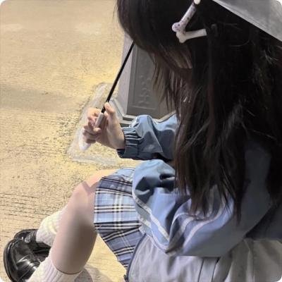 背鸭子的男孩